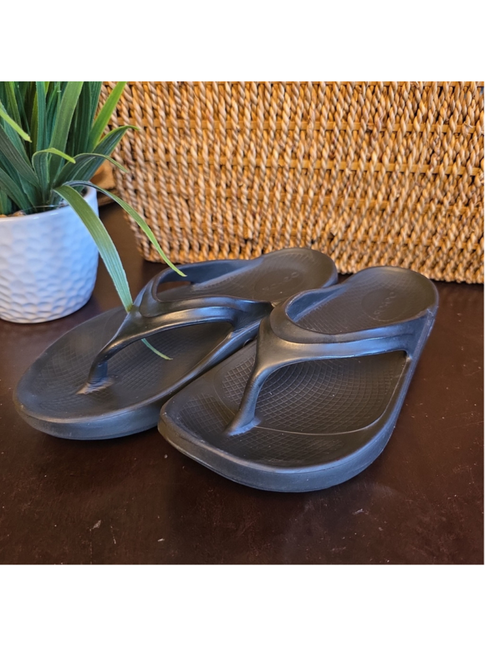 OOFOS Womens Black Thong Flip Flop Luxe Recovery Sandals Sz W7